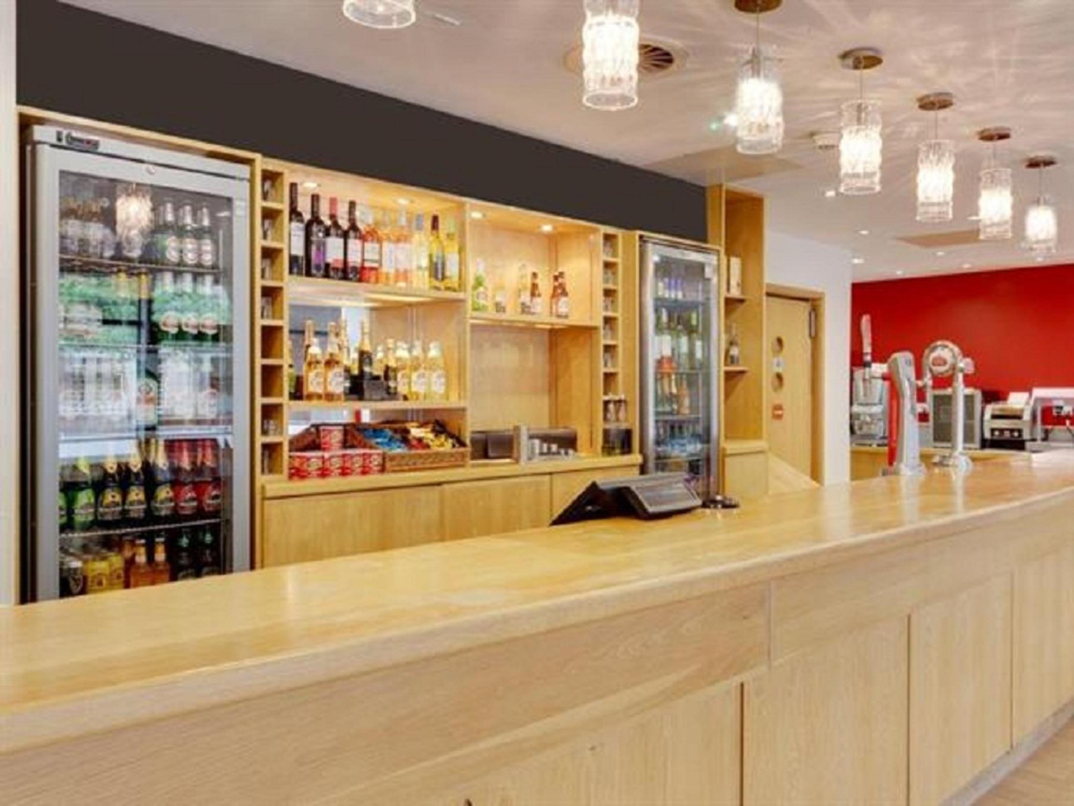 Travelodge Swansea Central Екстер'єр фото